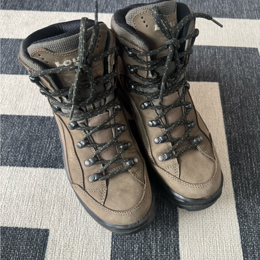 Women’s Lowa Renegade GTX Mid Hiking Boots + Upgraded Superfeet Insoles - W6.5